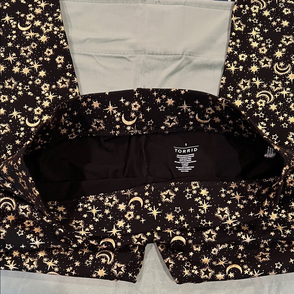 Torrid Black and Gold Celestial Print Leggings NEW - Picture 4 of 7